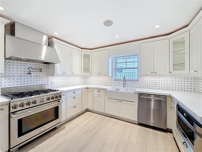 2533 NE 21st Ter in Lighthouse Point, FL - Foto de edificio - Building Photo