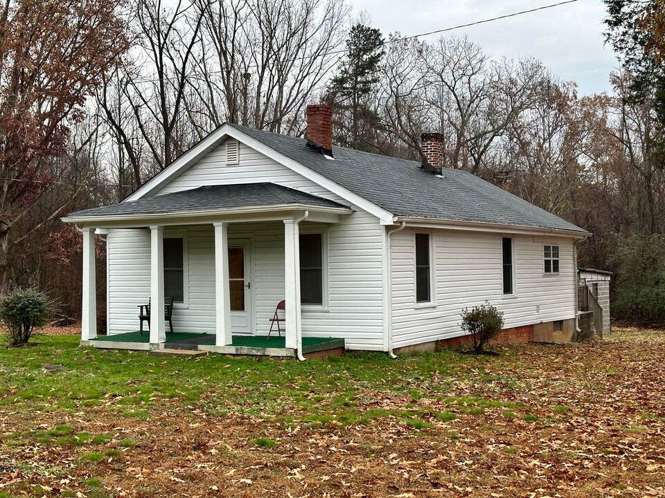 7818 Abilene Rd in Farmville, VA - Foto de edificio