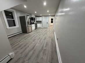 119 Wales St, Unit Apt 2 in Cranston, RI - Foto de edificio - Building Photo