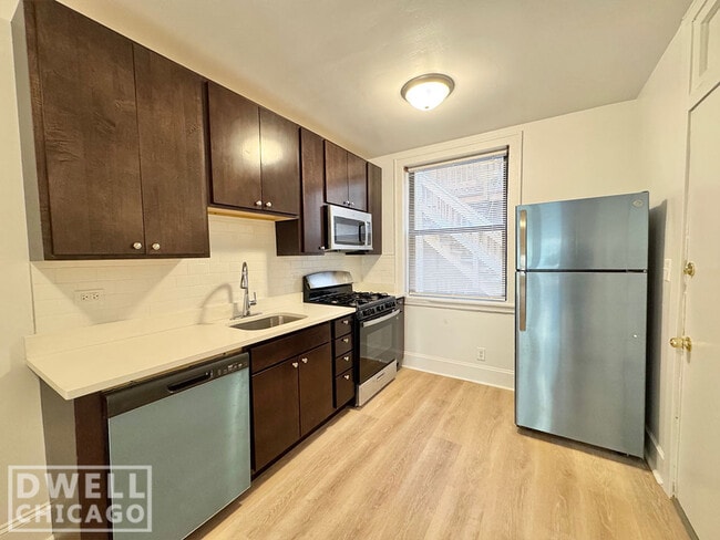 2327 N Spaulding Ave, Unit 1 in Chicago, IL - Foto de edificio - Building Photo