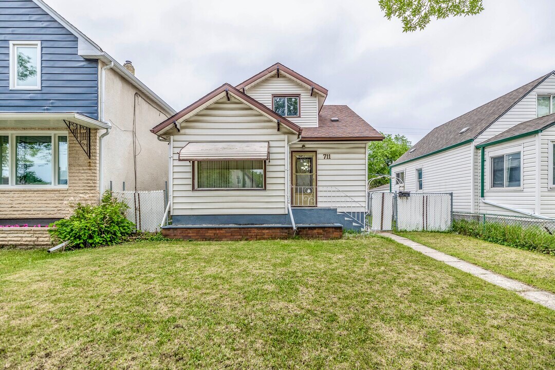 711 Arlington St in Winnipeg, MB - Building Photo