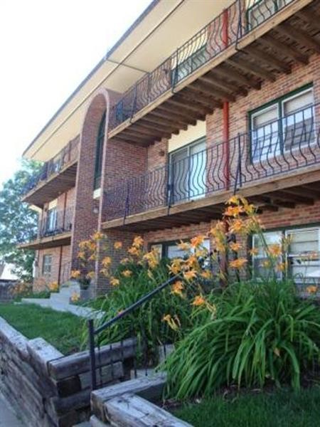 Century House in Omaha, NE - Foto de edificio - Building Photo