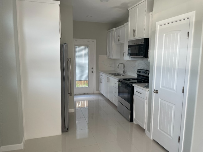 404 W St Helena Ave in Edinburg, TX - Foto de edificio - Building Photo