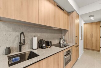 121 NE 5th St, Unit GO FL6-ID1470511P in Miami, FL - Foto de edificio - Building Photo