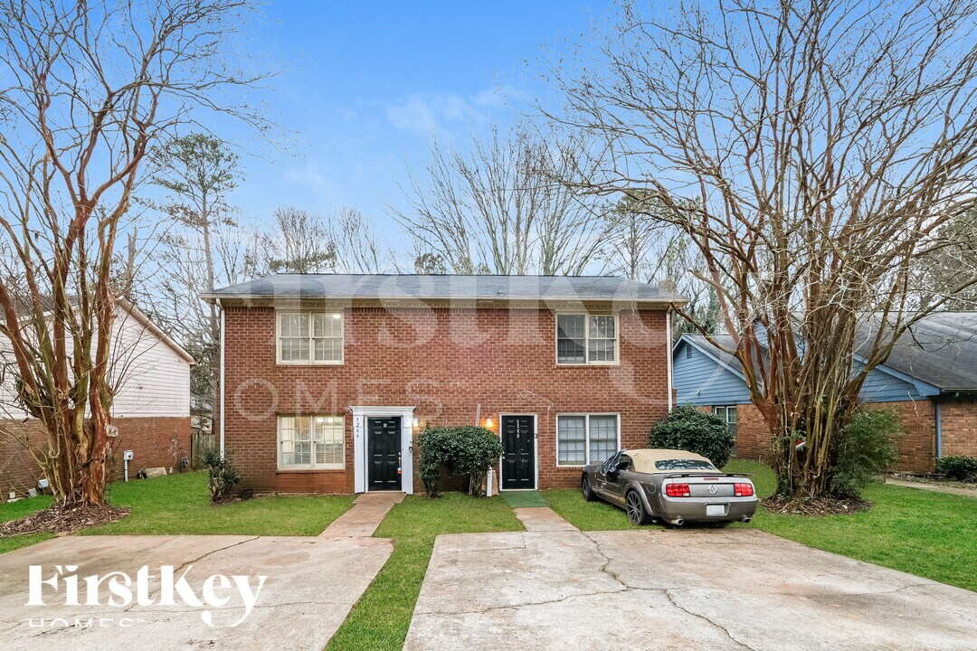 5266 Ridge Forest Dr in Stone Mountain, GA - Building Photo