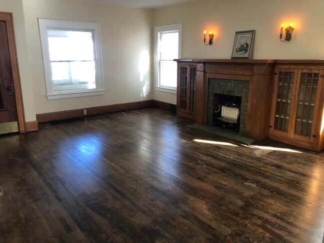 106 E Heman St, Unit 3 Bedroom Lower Flat