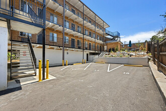 Charmel Apartments in Denver, CO - Foto de edificio - Building Photo