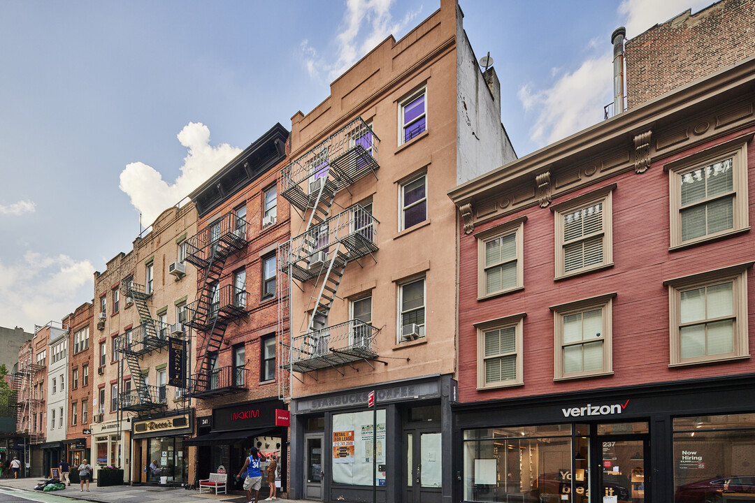 239 Bleecker St in New York, NY - Foto de edificio