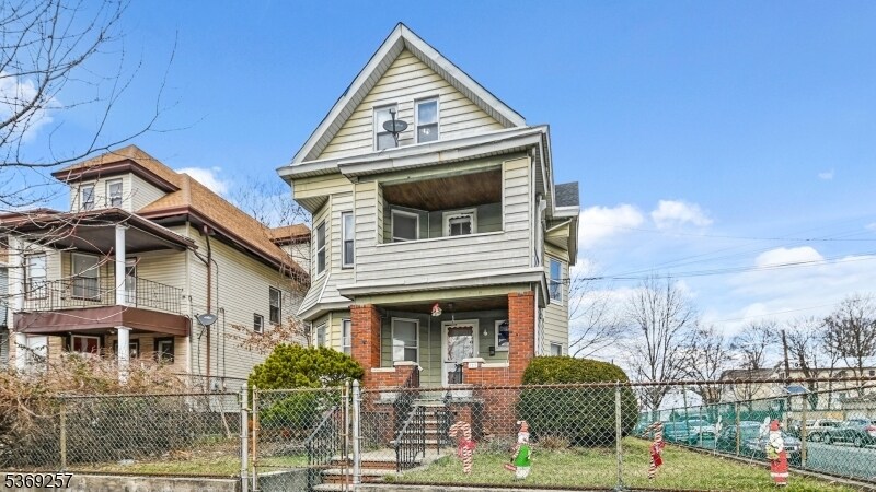 129 17th Ave in Paterson, NJ - Building Photo