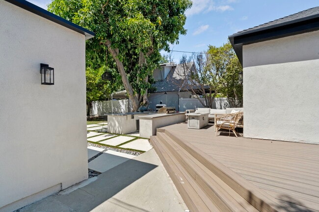 11038 Blix St in North Hollywood, CA - Building Photo - Building Photo