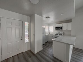 8423 Palmada Dr in Las Vegas, NV - Building Photo - Building Photo