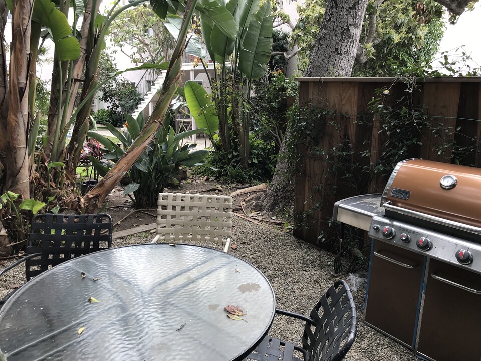 11627 Mayfield Ave in Los Angeles, CA - Building Photo
