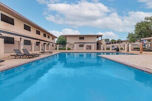 The Landing at Pinewood Park in Lubbock, TX - Building Photo