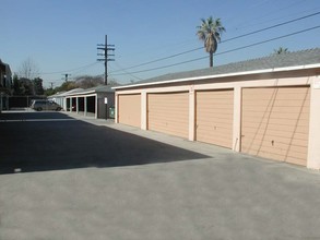 Beechwood Apartments in Lynwood, CA - Foto de edificio - Building Photo