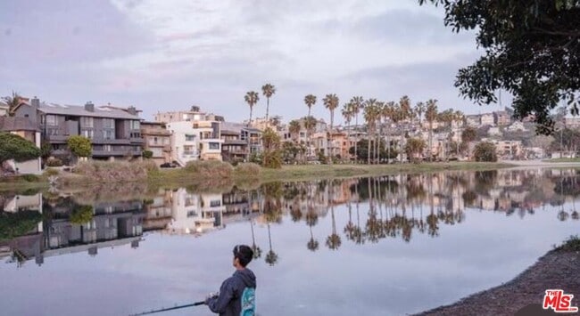 6400 Pacific Ave in Los Angeles, CA - Foto de edificio - Building Photo
