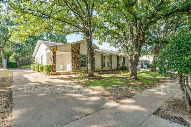 2909 White Oak Ln in Bedford, TX - Building Photo - Building Photo