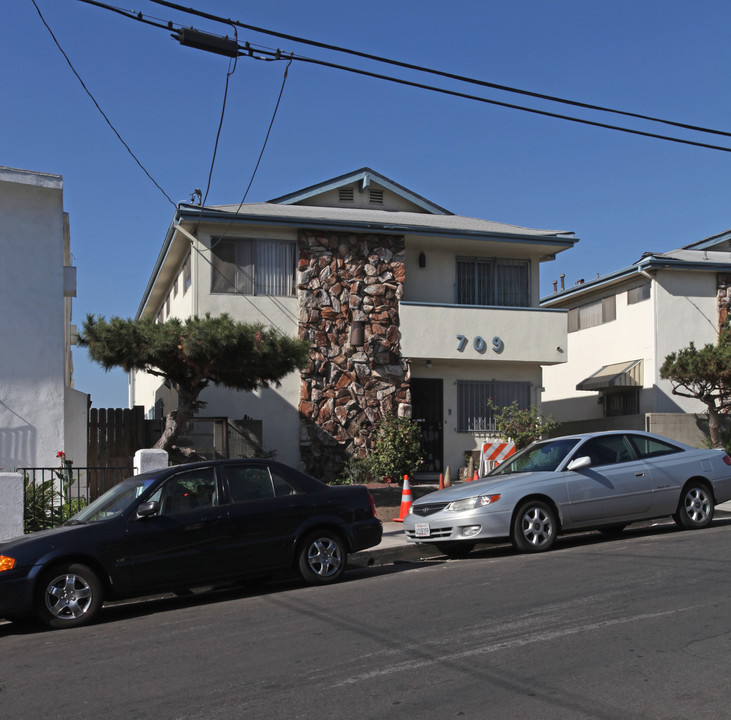 709 Bunker Hill Ave in Los Angeles, CA - Foto de edificio