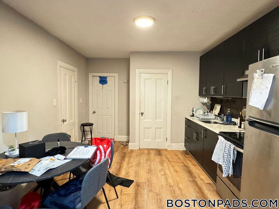 7 Warwick St in Boston, MA - Building Photo