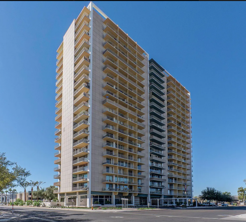 207 W Clarendon Ave, Unit 7E in Phoenix, AZ - Building Photo