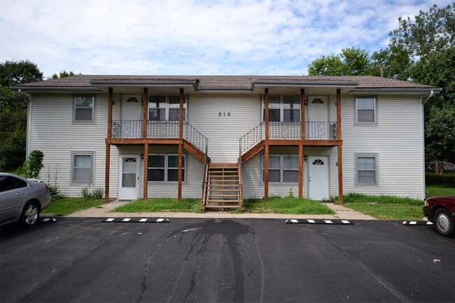 216 SE Wingate St in Lee's Summit, MO - Foto de edificio - Building Photo