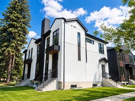 10526 70 Ave NW in Edmonton, AB - Building Photo