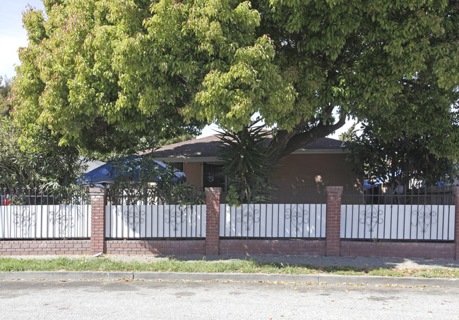 19-21 Buchanan Ct in East Palo Alto, CA - Foto de edificio - Building Photo