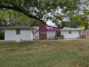 2242 E Meadow Dr in Springfield, MO - Building Photo - Building Photo