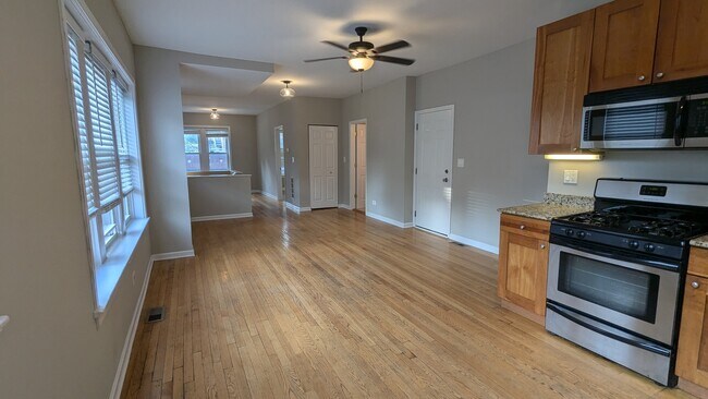 3745 W Argyle St in Chicago, IL - Building Photo - Building Photo