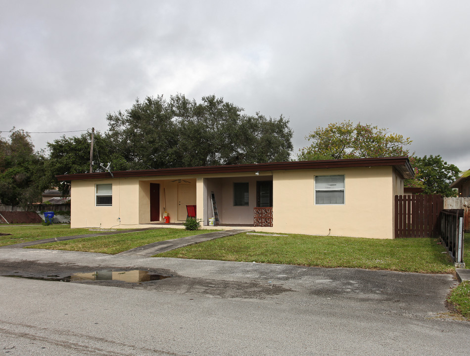 5819 Polk St in Hollywood, FL - Building Photo