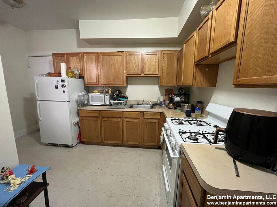 1784 Beacon St, Unit 1A in Brookline, MA - Building Photo