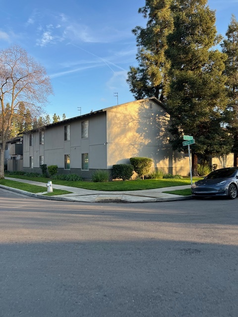 Lindsay Apartments in Fresno, CA - Building Photo