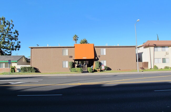 7851 Topanga Canyon Blvd in Canoga Park, CA - Foto de edificio - Building Photo