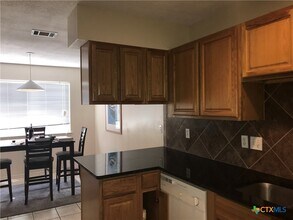 115 Crest Dr in San Marcos, TX - Foto de edificio - Building Photo
