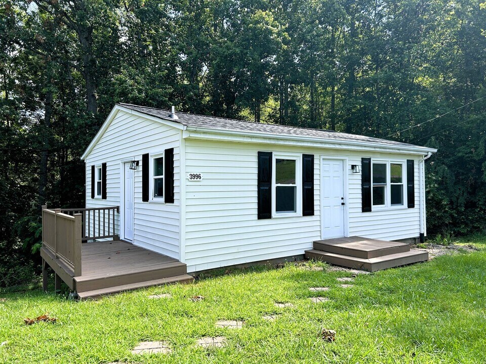3996 Dug Hill Rd in Lenoir, NC - Building Photo