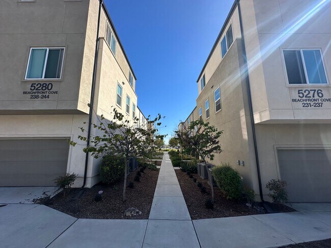 5280 Beachfront Cove in San Diego, CA - Building Photo - Building Photo