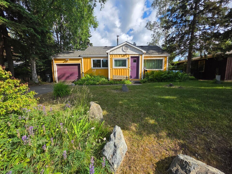 1551 Sunrise Dr in Anchorage, AK - Building Photo