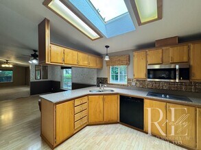 3285 NE McWilliams Rd in Bremerton, WA - Building Photo - Building Photo