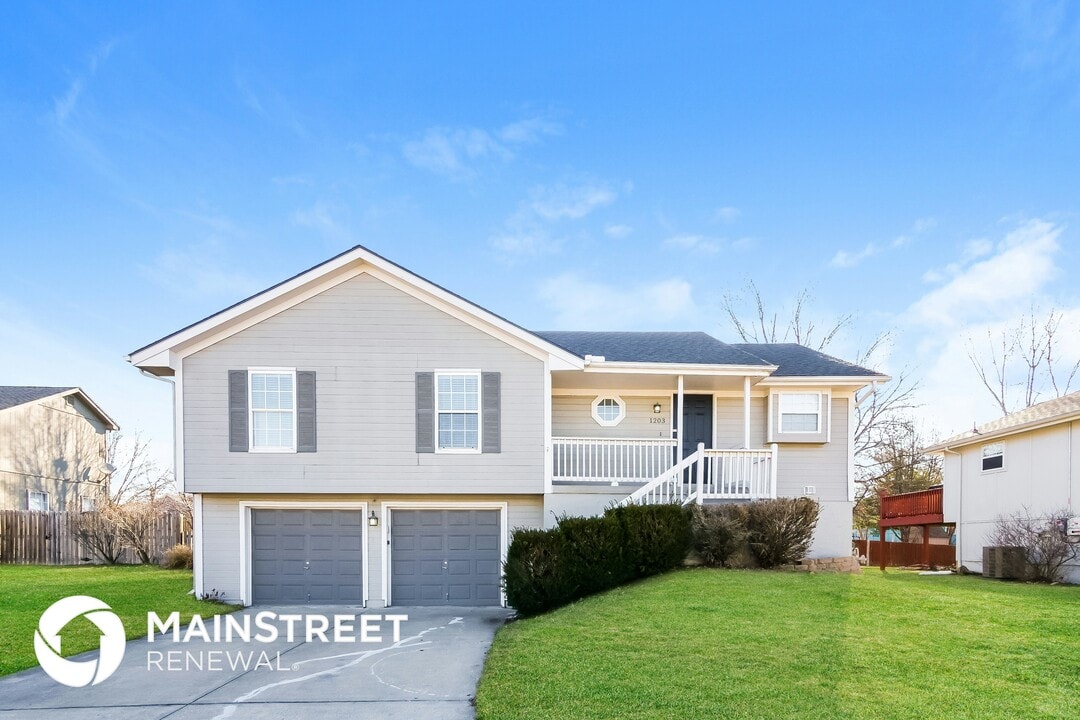 1203 Tyler Ln in Greenwood, MO - Building Photo