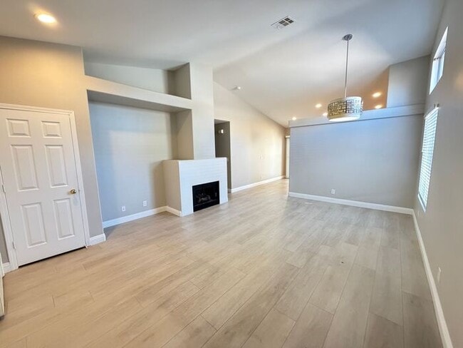 1433 Iron Springs Dr in Las Vegas, NV - Building Photo - Building Photo