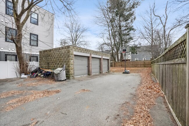 62 Fuller St, Unit 3 in Boston, MA - Foto de edificio - Building Photo