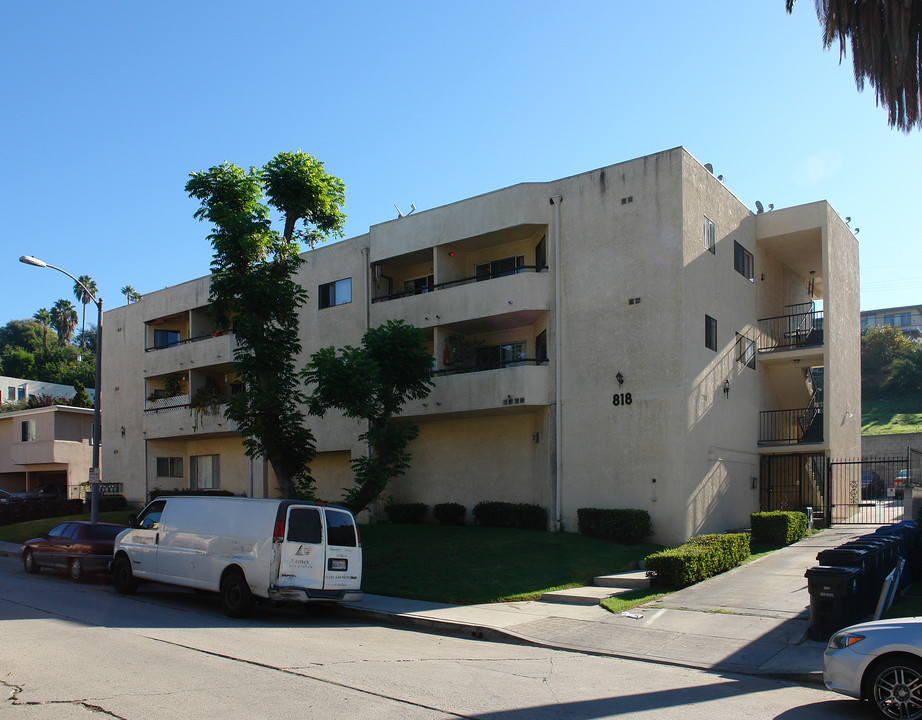 818 Tularosa Dr in Los Angeles, CA - Building Photo