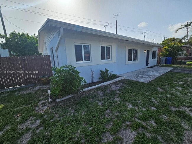 2551 NE 7th Ter in Pompano Beach, FL - Foto de edificio - Building Photo