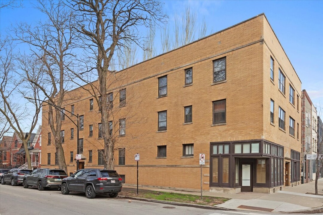 2004 W Walton St in Chicago, IL - Building Photo
