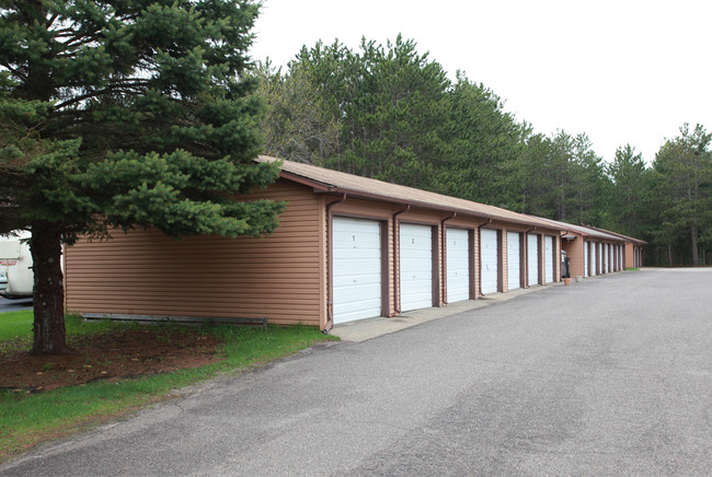 Pines Apartments in Saint Croix Falls, WI - Foto de edificio - Building Photo