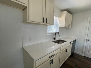 1334 Montgomery St in La Marque, TX - Building Photo - Building Photo