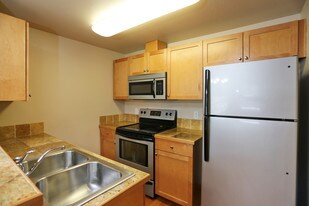 Harbor Pointe Apartments in Gig Harbor, WA - Building Photo