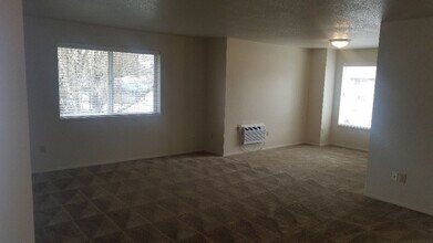 122-Ring Manor in Salem, OR - Building Photo - Interior Photo