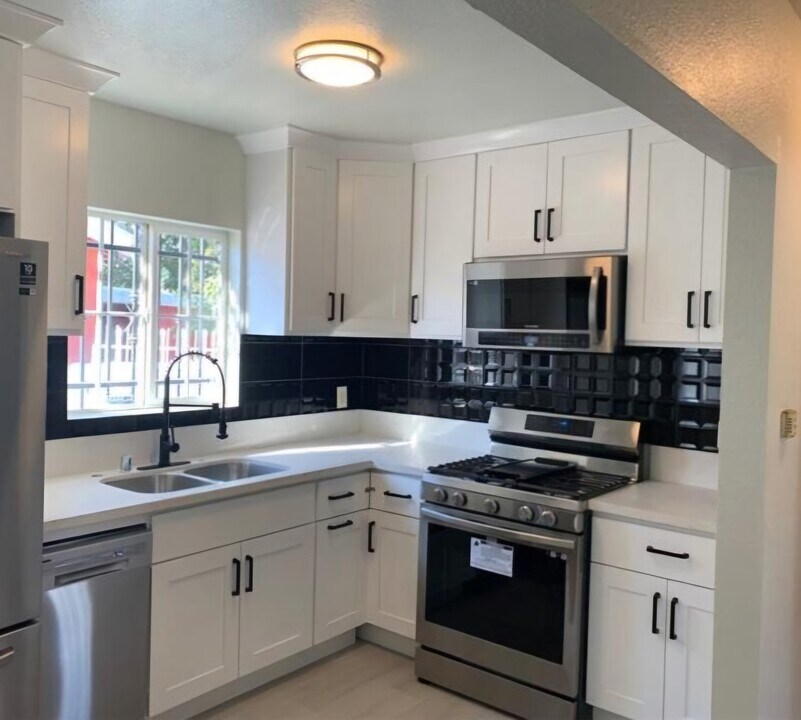 417 E 81st St in Los Angeles, CA - Building Photo