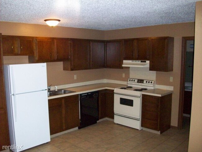 2208 E Divide Ave in Bismarck, ND - Building Photo - Building Photo