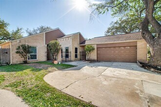 7819 Bankside Dr in Houston, TX - Building Photo - Building Photo